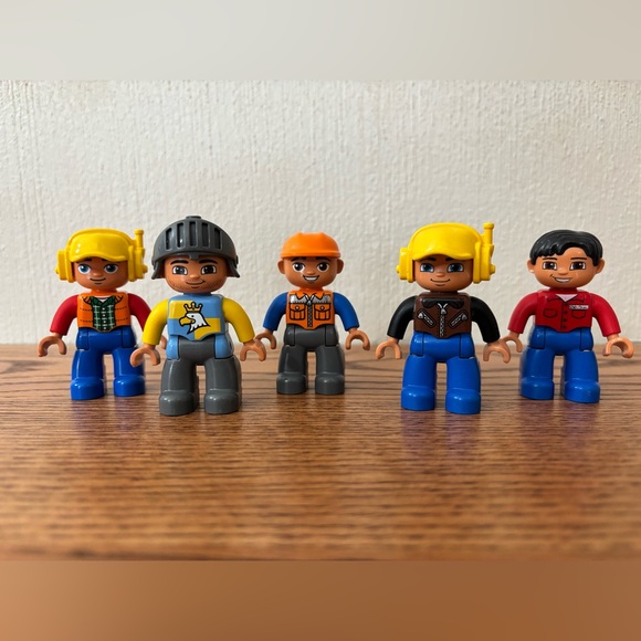 LEGO DUPLO 5 Mini Figures Play Toys Knight 3 inch - Picture 1 of 5